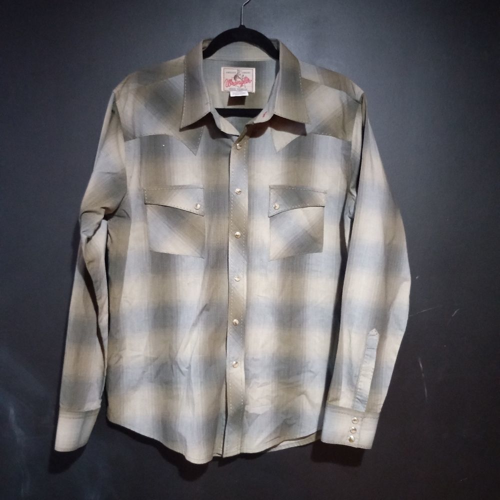 Wrangler Men's Blue and Gray Plaid Button Down Shirt
